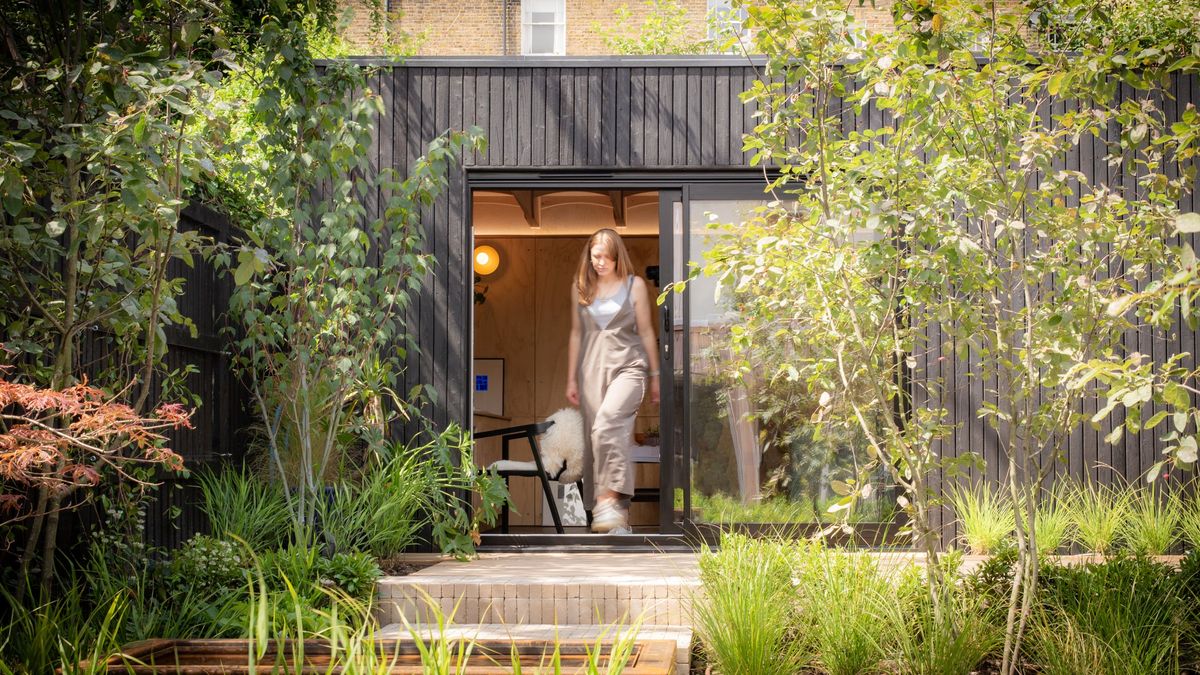 A sunlit L-shape studio with en suite