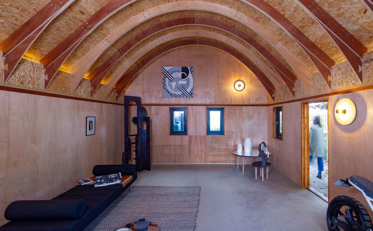 Arched ribs over the whole room, a daybed and the door open to the garden