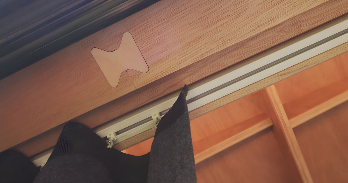 Bow-tie joint and curtain track from below