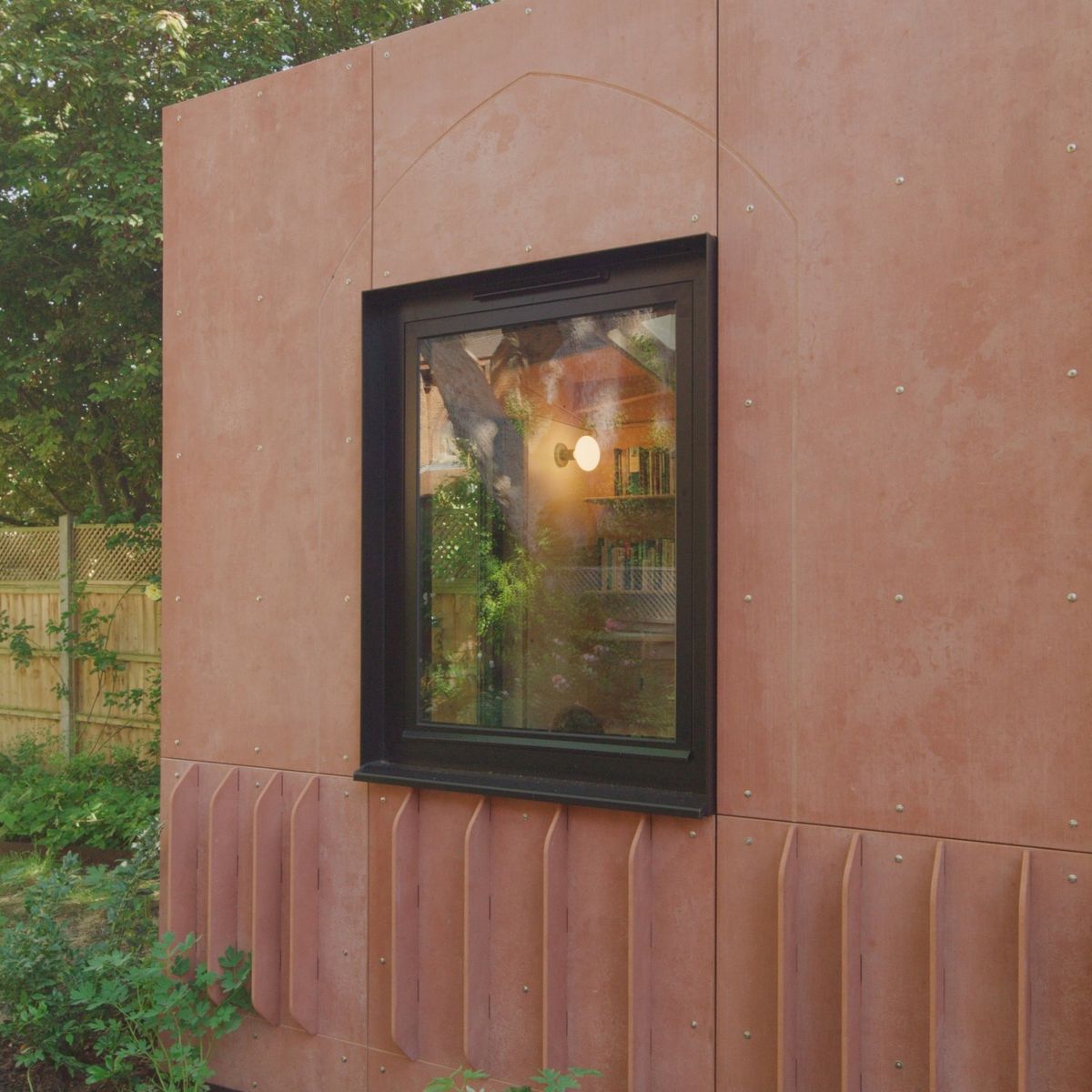 Window in the facade with the arch-shaped scoring lines