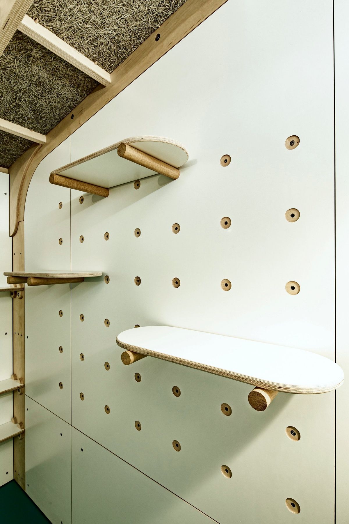 Peg wall with movable shelves