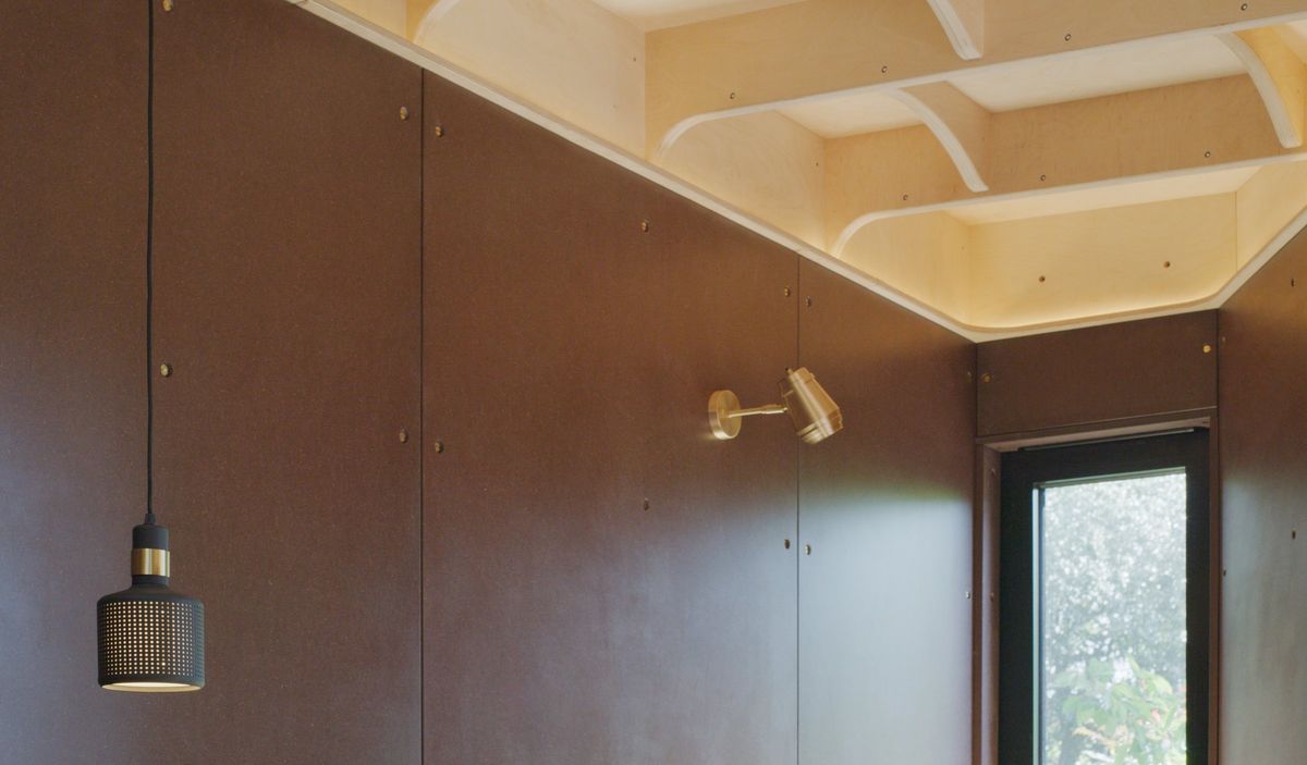 Pendant, brass spotlight and ceiling shelf over the window